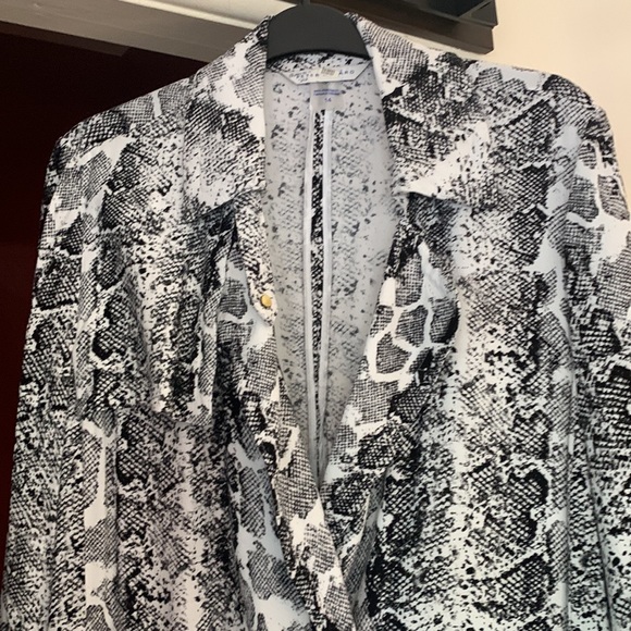 Beautiful snake skinned pattern jacket - light material - Picture 3 of 3